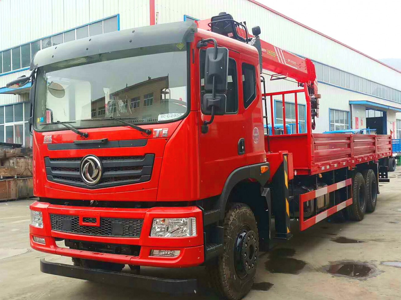 東風(fēng)隨車吊平板車直銷，專業(yè)生產(chǎn)汽車零配件